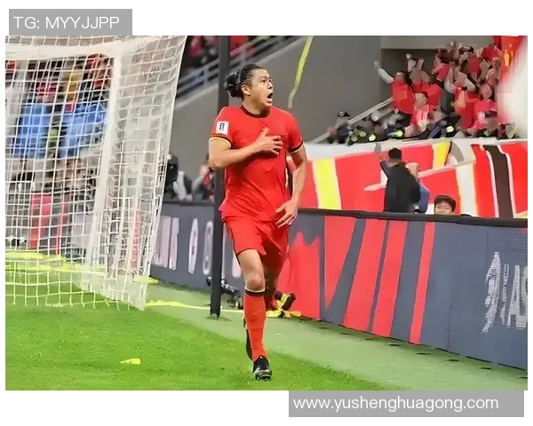 足球场上众星云集他成为焦点 引发球迷热议