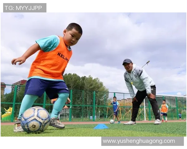 足球球星小时候的可爱瞬间:从小萌娃到绿茵场英雄的成长历程